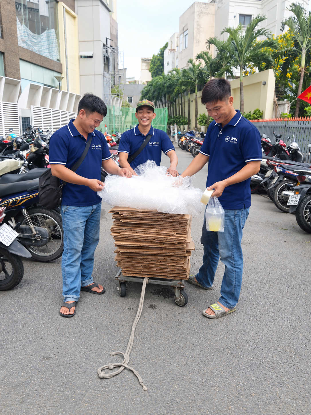 Nhân viên Win Moving đóng gói hàng hóa tại Bình Tân